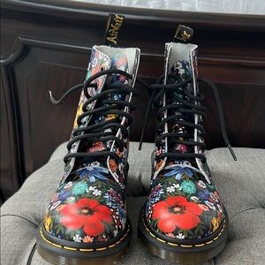 Amazing Dr. Martens boots with fabulous florals size 7 BRAND NEW